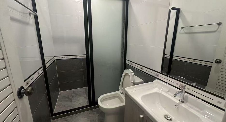 Casa adosada en alquiler de 3 habitaciones en Bang Lamung, Chonburi