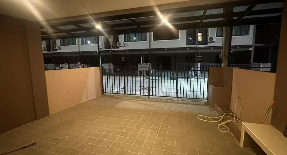 Casa adosada en alquiler de 3 habitaciones en Bang Lamung, Chonburi