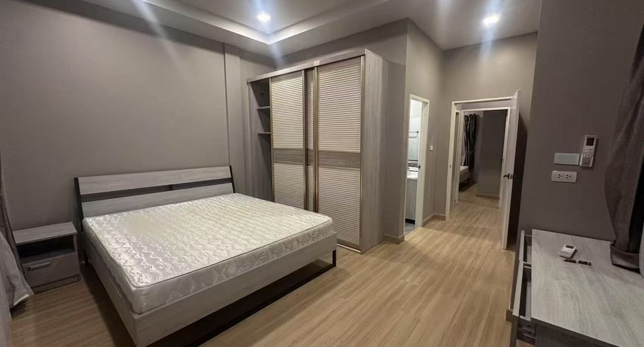 Casa adosada en alquiler de 3 habitaciones en Bang Lamung, Chonburi