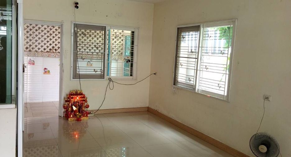 For sale 4 bedrooms townhouse in Bang Khen, Bangkok