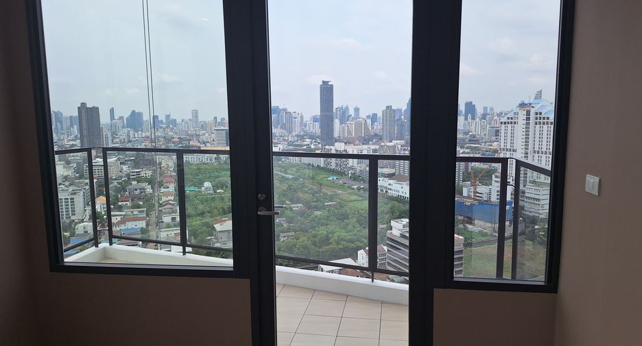 For sale 2 bedrooms condo in Huai Khwang, Bangkok