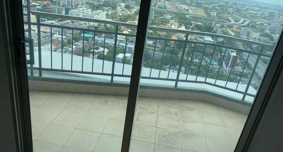For sale 2 bedrooms condo in Watthana, Bangkok