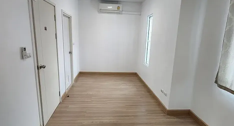 Casa adosada en alquiler de 3 habitaciones en Khlong Luang, Pathum Thani