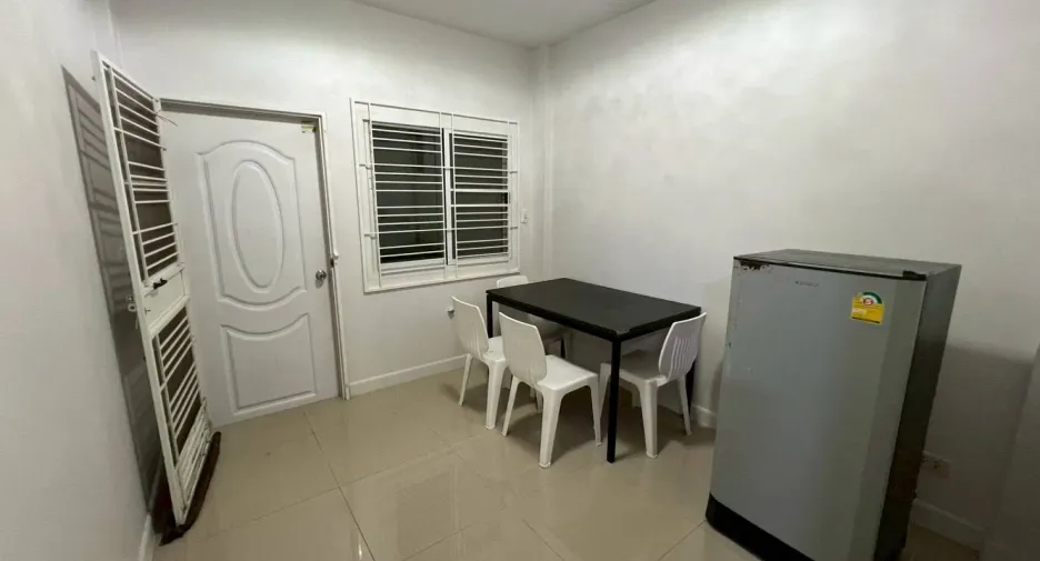 Reihenhaus zur Miete mit 4 Zimmer in Mueang Chon Buri, Chonburi