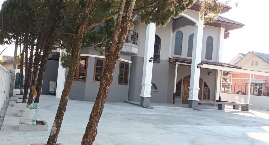 For rent 8 bedrooms house in Mueang Chiang Mai, Chiang Mai