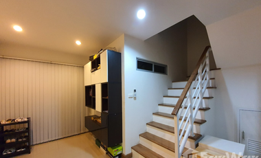 Casa adosada en venta de 3 habitaciones en Bang Phli, Samut Prakan
