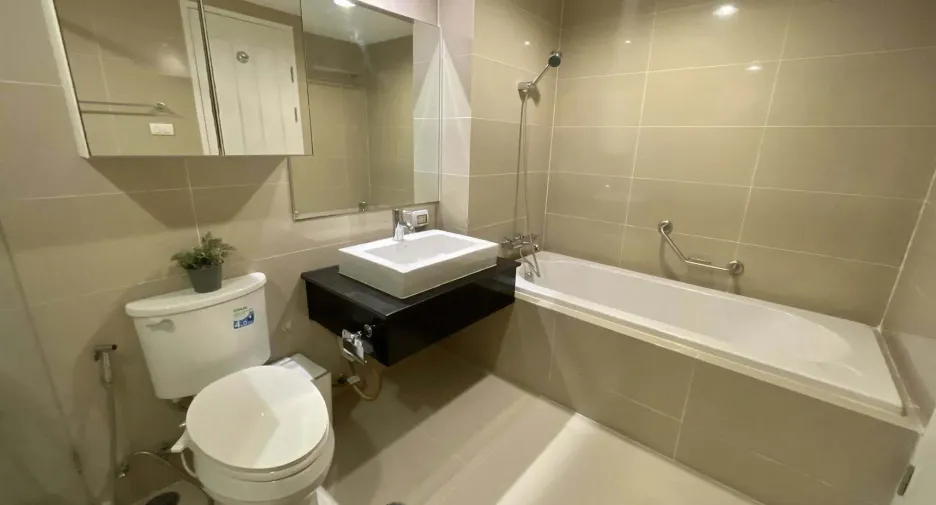 For sale そして for rent 3 ベッドルーム condo in Huai Khwang, Bangkok
