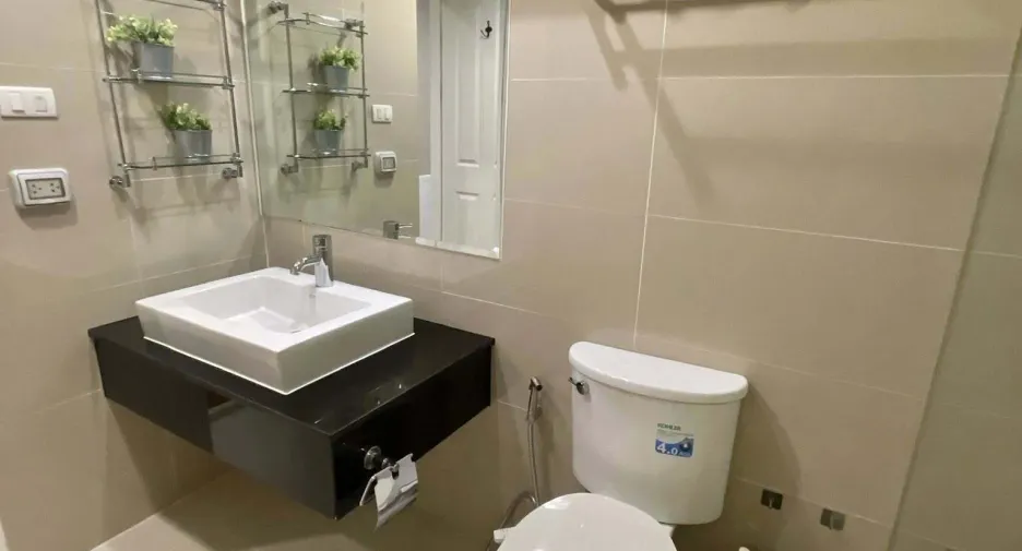 For sale そして for rent 3 ベッドルーム condo in Huai Khwang, Bangkok