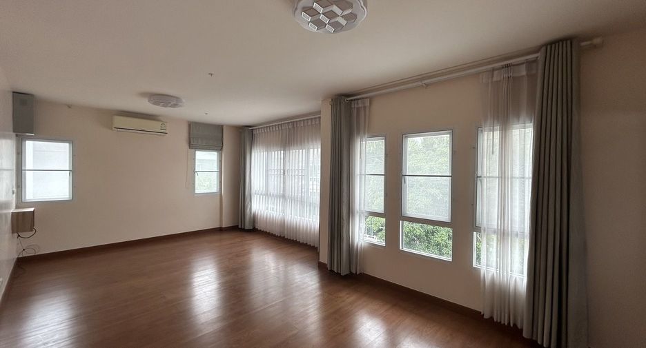 Casa en venta de 4 habitaciones en Si Racha, Chonburi