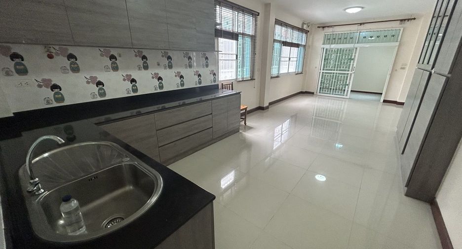 Casa en venta de 4 habitaciones en Si Racha, Chonburi
