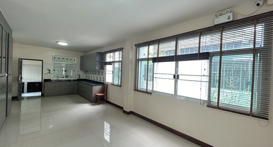 Casa en venta de 4 habitaciones en Si Racha, Chonburi
