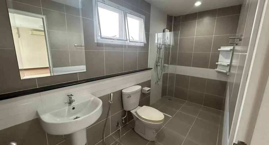Casa en venta de 4 habitaciones en Si Racha, Chonburi