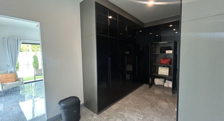 À vendre 4 chambres villa à Huay Yai, Pattaya