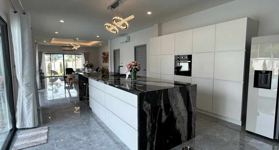 À vendre 4 chambres villa à Huay Yai, Pattaya