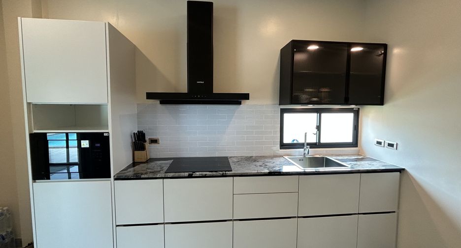 À vendre 4 chambres villa à Huay Yai, Pattaya