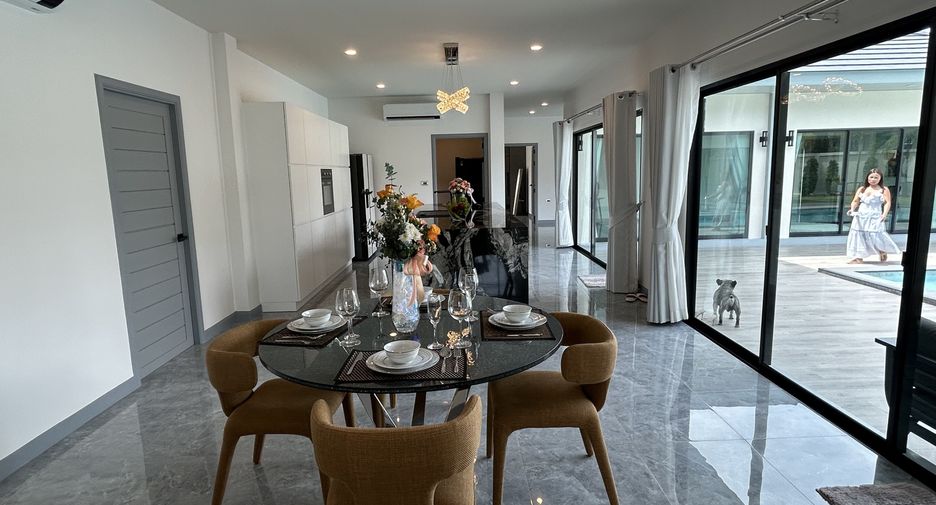 À vendre 4 chambres villa à Huay Yai, Pattaya