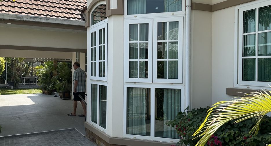 For sale 4 bedrooms house in Cha Am, Phetchaburi