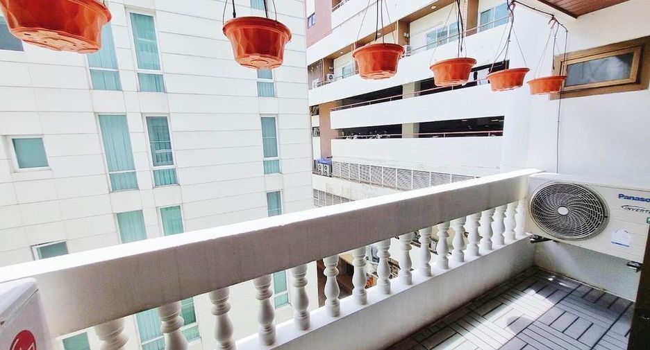 For rent 2 bedrooms condo in Watthana, Bangkok