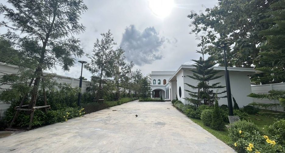 For sale 3 bedrooms villa in Mueang Phuket, Phuket
