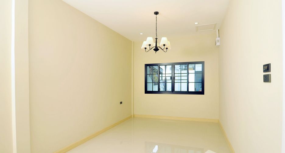 For sale 3 bedrooms townhouse in Bueng Kum, Bangkok