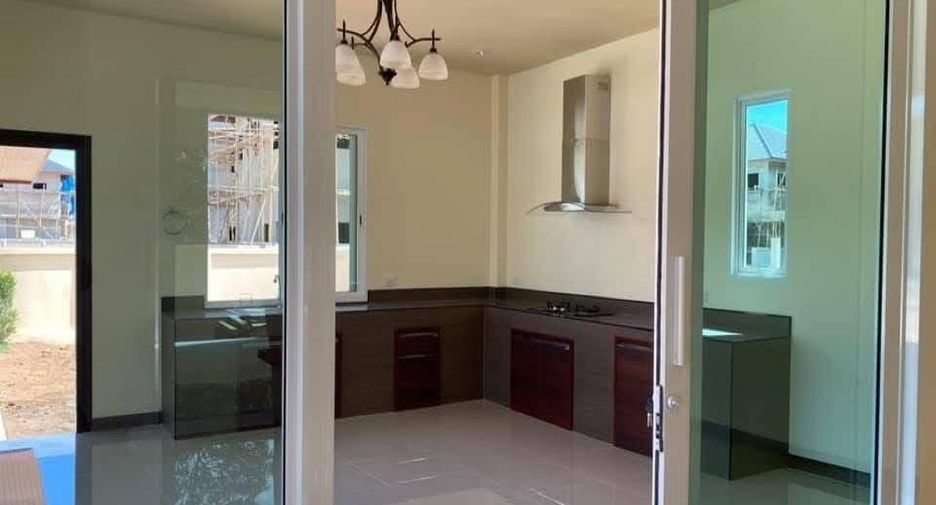 For sale 4 bedrooms house in Saraphi, Chiang Mai
