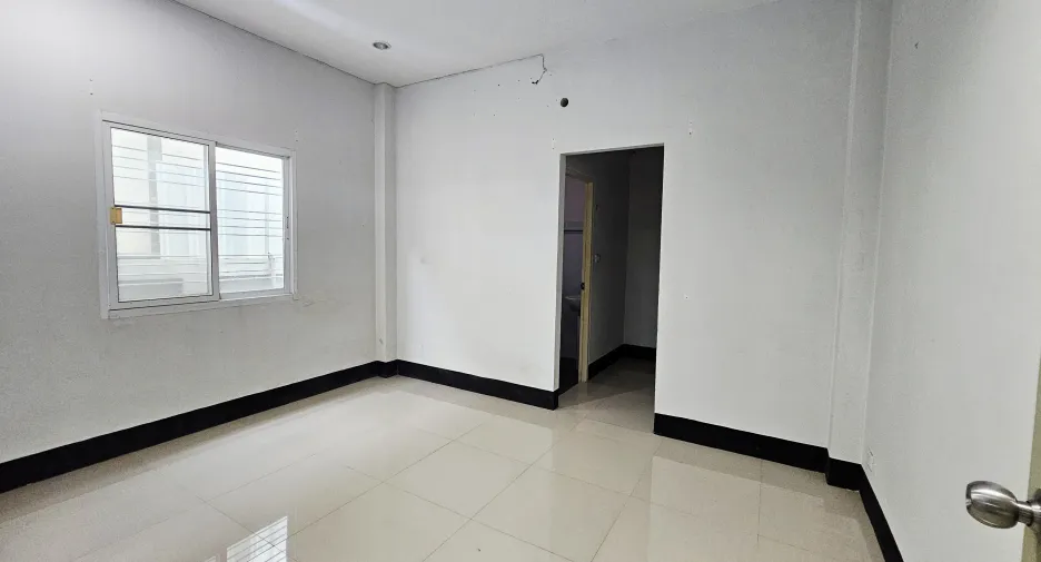 For sale 4 bedrooms townhouse in Mueang Chiang Rai, Chiang Rai