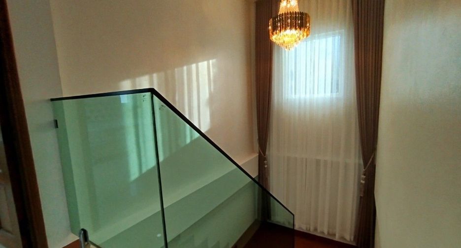 Villa en venta y en alquiler de 5 habitaciones en Bang Lamung, Chonburi