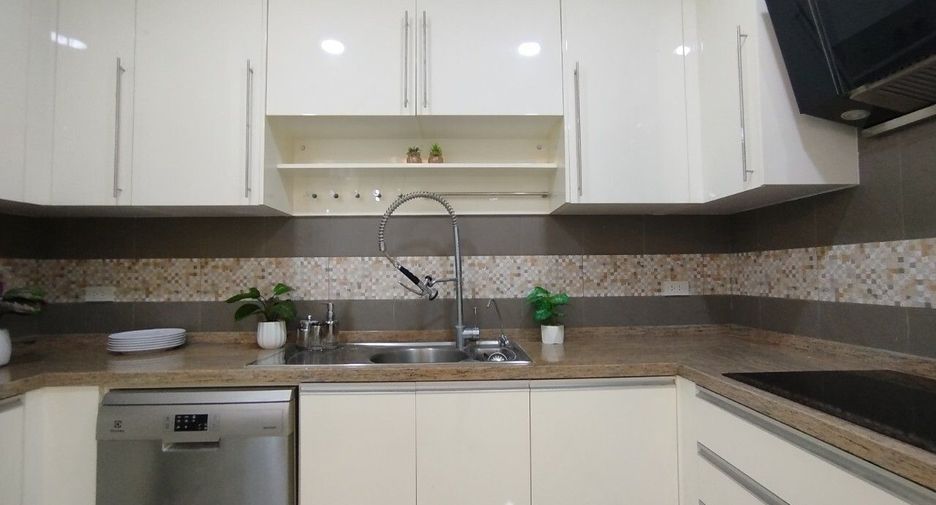 Villa en venta y en alquiler de 5 habitaciones en Bang Lamung, Chonburi