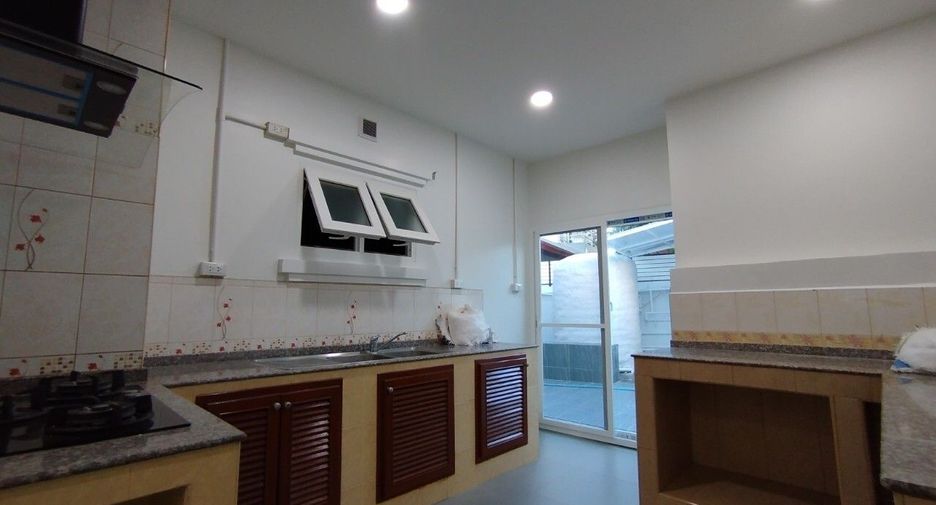 Villa en venta y en alquiler de 5 habitaciones en Bang Lamung, Chonburi