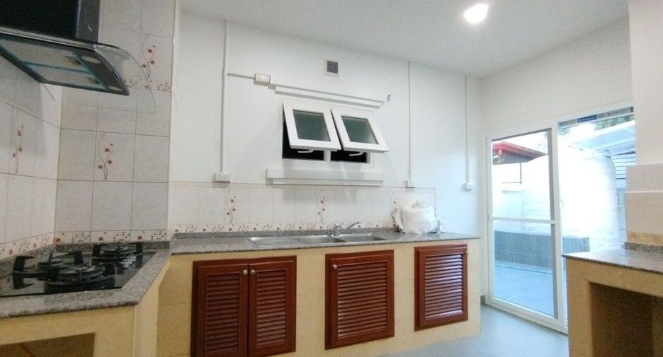 Villa en venta y en alquiler de 5 habitaciones en Bang Lamung, Chonburi