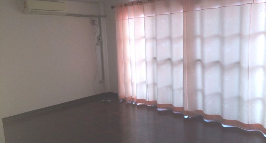 For sale 5 bedrooms townhouse in Saphan Sung, Bangkok