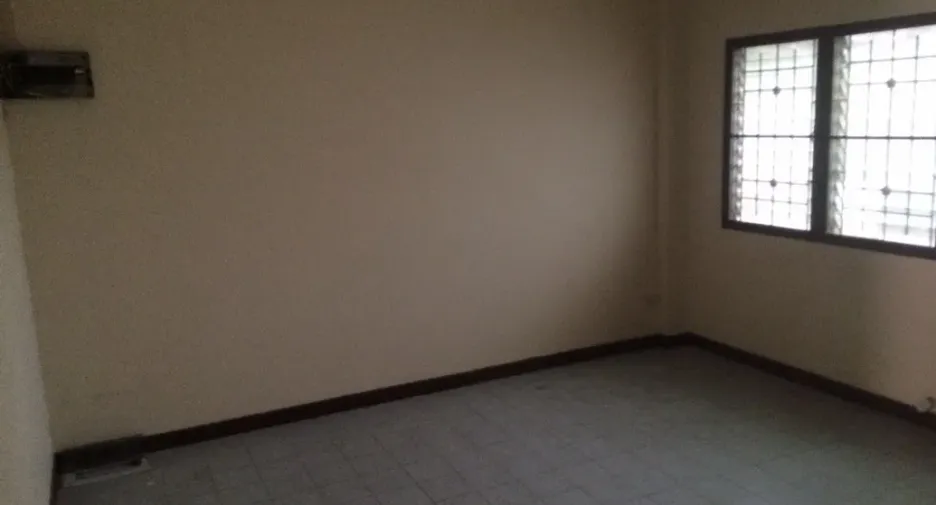 For sale 5 bedrooms townhouse in Saphan Sung, Bangkok