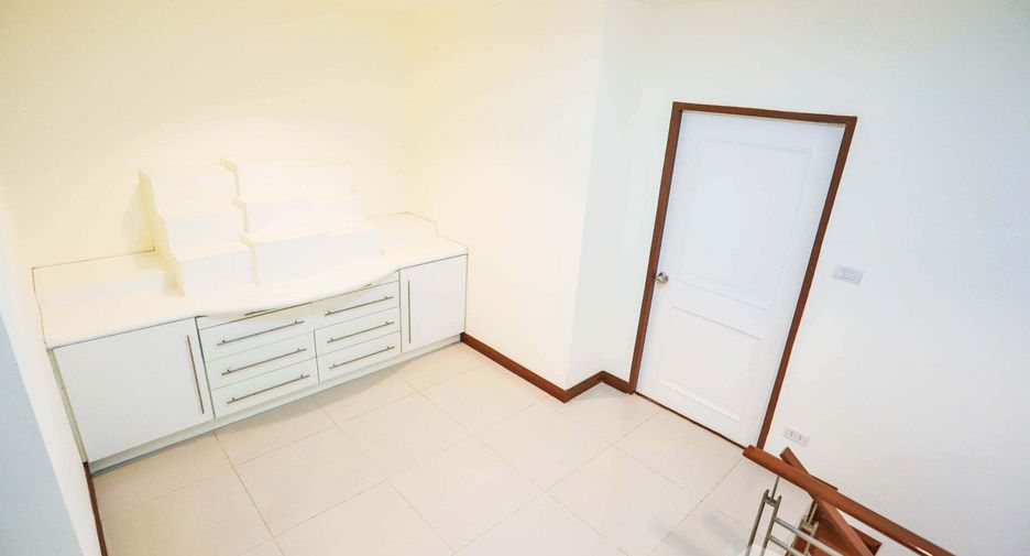 For sale 3 bedrooms house in Wang Thonglang, Bangkok