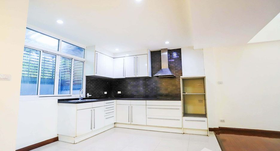 For sale 3 bedrooms house in Wang Thonglang, Bangkok