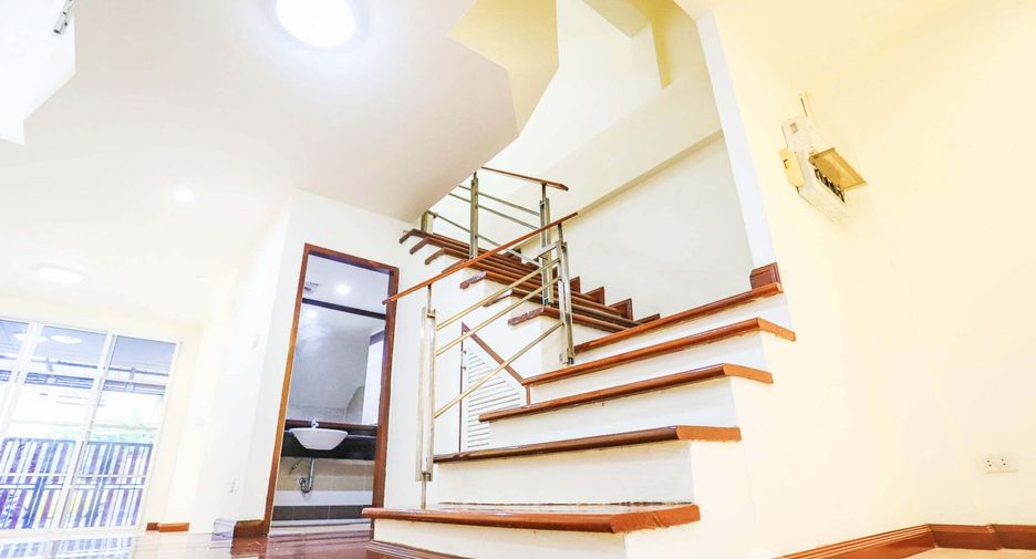 For sale 3 bedrooms house in Wang Thonglang, Bangkok