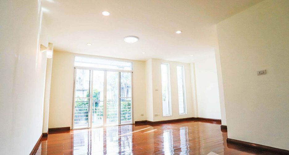 For sale 3 bedrooms house in Wang Thonglang, Bangkok
