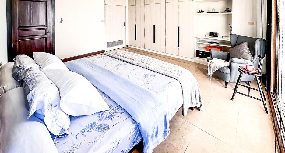 For sale 4 bedrooms condo in Watthana, Bangkok