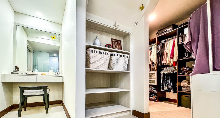For sale 4 bedrooms condo in Watthana, Bangkok