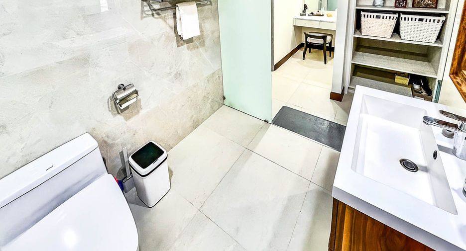 For sale 4 bedrooms condo in Watthana, Bangkok