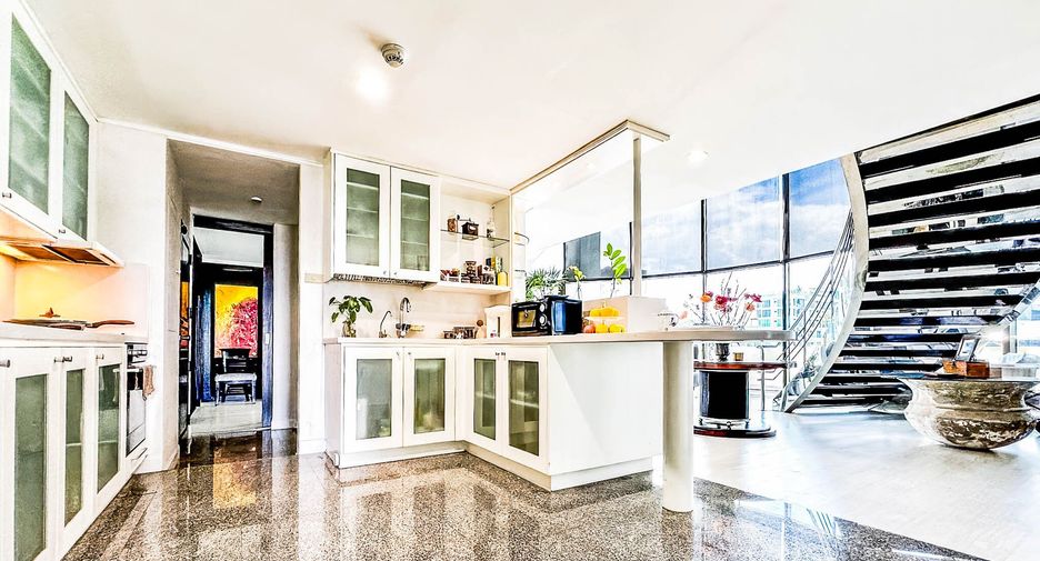 For sale 4 bedrooms condo in Watthana, Bangkok