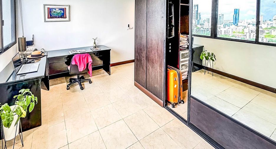 For sale 4 bedrooms condo in Watthana, Bangkok