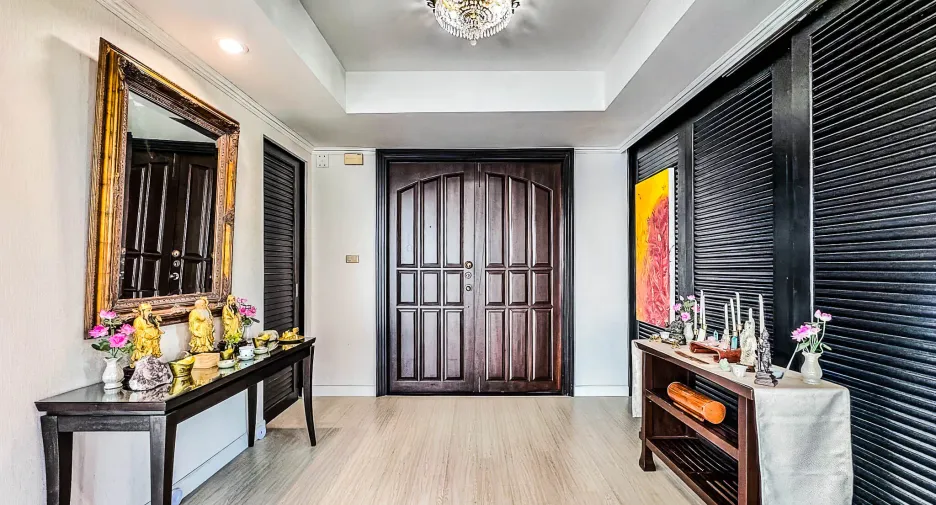 For sale 4 bedrooms condo in Watthana, Bangkok