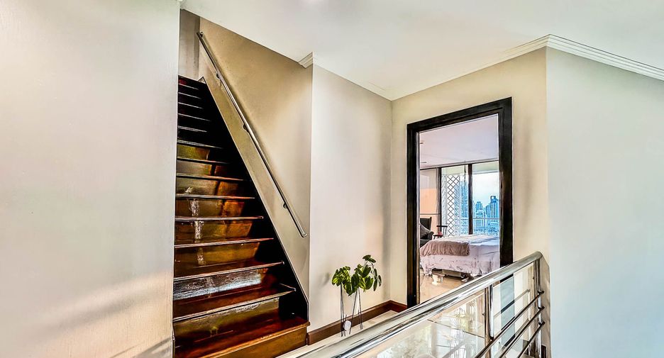 For sale 4 bedrooms condo in Watthana, Bangkok