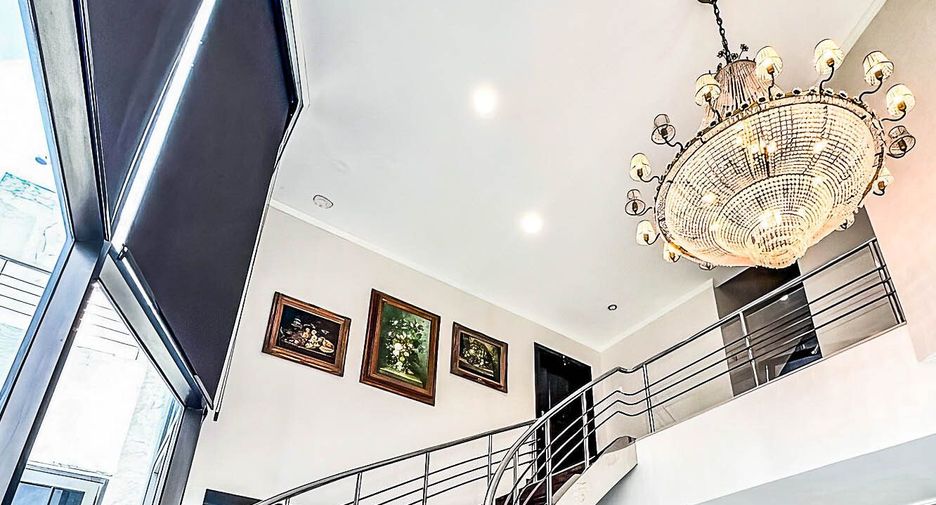 For sale 4 bedrooms condo in Watthana, Bangkok