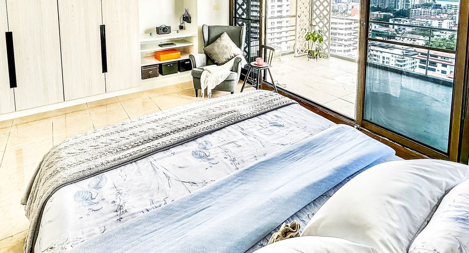 For sale 4 bedrooms condo in Watthana, Bangkok