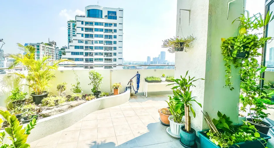 For sale 4 bedrooms condo in Watthana, Bangkok