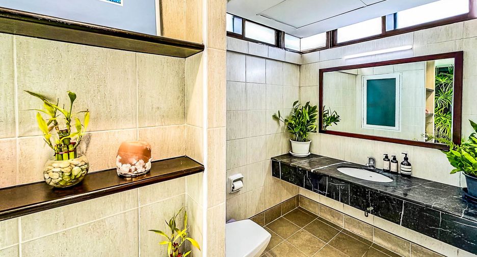 For sale 4 bedrooms condo in Watthana, Bangkok