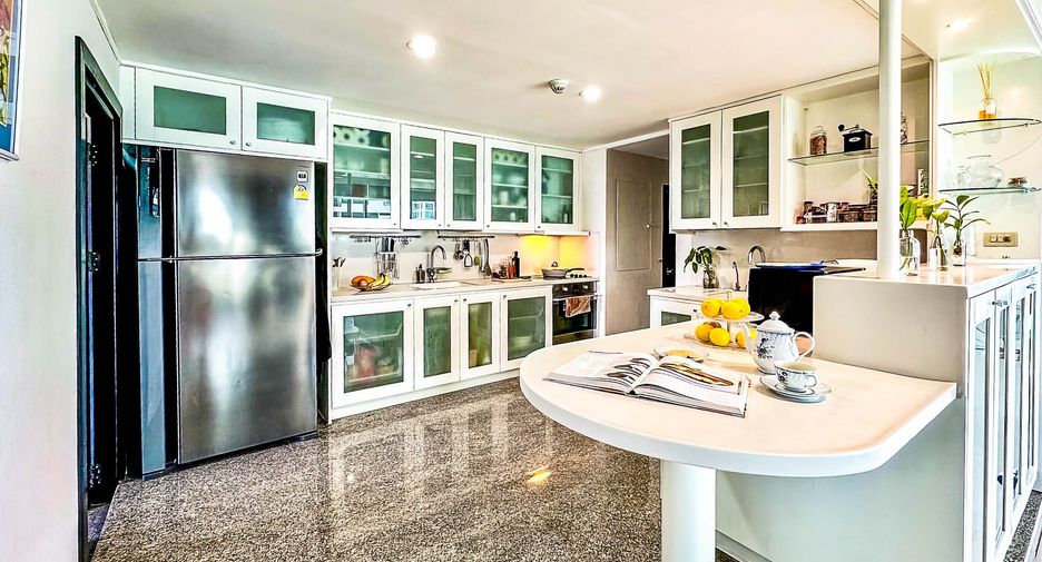 For sale 4 bedrooms condo in Watthana, Bangkok