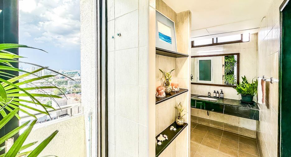 For sale 4 bedrooms condo in Watthana, Bangkok