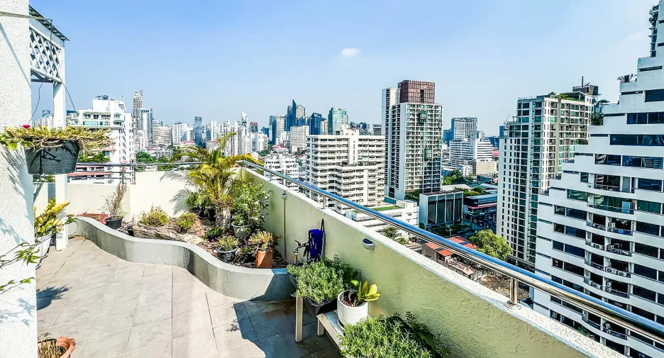For sale 4 bedrooms condo in Watthana, Bangkok